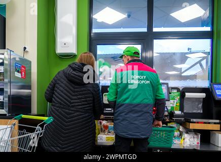 Sochi, Russia - 16 febbraio 2023: Consulente aiuta un acquirente nel negozio Vkusvill Foto Stock