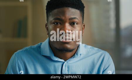 Headshot serio face leader in studio di ufficio uomo di etnia afroamericana che cerca di avvicinare un uomo d'affari di tipo millennial Foto Stock