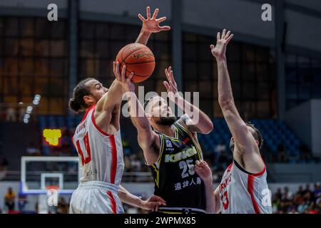 Cebu, Filippine. 8 marzo 2024. Austin Daye (C) dei New Taipei Kings va per un lay-up durante la semifinale della East Asia Super League (EASL) Final Four 2024 tra i giapponesi Chiba Jets e i New Taipei Kings of Chinese Taipei nella provincia di Cebu, nelle Filippine, 8 marzo 2024. Crediti: Rouelle Umali/Xinhua/Alamy Live News Foto Stock