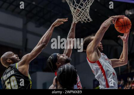 Cebu, Filippine. 8 marzo 2024. Xavier Cooks (1° R) dei Chiba Jets si aggiudica un rimbalzo durante la semifinale della East Asia Super League (EASL) Final Four 2024 tra i giapponesi Chiba Jets e i New Taipei Kings of Chinese Taipei nella provincia di Cebu, nelle Filippine, 8 marzo 2024. Crediti: Rouelle Umali/Xinhua/Alamy Live News Foto Stock