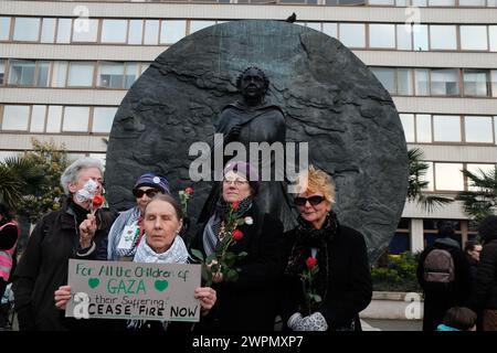 Londra, Regno Unito. 8 marzo 2024. Dimostrazione di solidarietà con le donne palestinesi nella giornata internazionale della donna organizzata da più gruppi come Extinction Rebellion, Parents 4 Palestine, Parents for Future UK, Mothers CAN, Global Women's Strike e Women of Colour. (Foto di Joao Daniel Pereira/Sipa USA) credito: SIPA USA/Alamy Live News Foto Stock