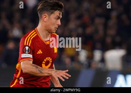 Paulo Dybala di Roma guarda durante il turno di andata del 16° turno di UEFA Europa League COME Roma - Brighton & Hove Albion allo Stadio Olimpico il 7 marzo 2024 a Roma. Foto Stock