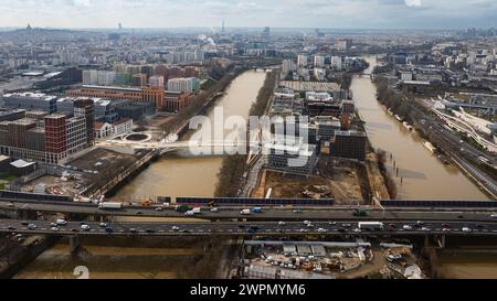 Vedute aeree del Villaggio Olimpico di Parigi 2024 il 28 febbraio 2024 a Saint-Denis, periferia di Parigi, Francia. Con i Giochi Olimpici di Parigi 2024 a pochi mesi, la costruzione del Villaggio che ospiterà circa 14.000 atleti è in pieno svolgimento nel dipartimento Senna-Saint-Denis, il più povero della Francia continentale. La Solideo, l'istituzione pubblica incaricata della costruzione delle Olimpiadi, promette che il Villaggio Olimpico lascerà un'eredità duratura nell'area della classe operaia, dove il 25% dei residenti vive al di sotto della soglia di povertà. Una volta terminati i giochi, il villaggio si trasformerà Foto Stock