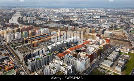 Vedute aeree del Villaggio Olimpico di Parigi 2024 il 28 febbraio 2024 a Saint-Denis, periferia di Parigi, Francia. Con i Giochi Olimpici di Parigi 2024 a pochi mesi, la costruzione del Villaggio che ospiterà circa 14.000 atleti è in pieno svolgimento nel dipartimento Senna-Saint-Denis, il più povero della Francia continentale. La Solideo, l'istituzione pubblica incaricata della costruzione delle Olimpiadi, promette che il Villaggio Olimpico lascerà un'eredità duratura nell'area della classe operaia, dove il 25% dei residenti vive al di sotto della soglia di povertà. Una volta terminati i giochi, il villaggio si trasformerà Foto Stock