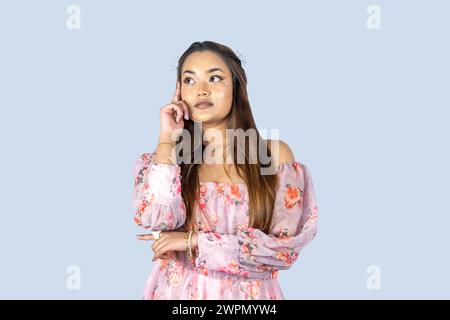 Nepalese indiano damigella d'onore Fairy Cosplay Girl dando diversi gesti ed espressioni di puntamento Foto Stock