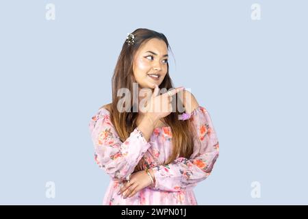 Nepalese indiano damigella d'onore Fairy Cosplay Girl dando diversi gesti ed espressioni di puntamento Foto Stock