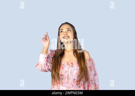 Nepalese indiano damigella d'onore Fairy Cosplay Girl dando diversi gesti ed espressioni di puntamento Foto Stock