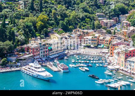 Portofino, Italia - 7 agosto 2023: Panorama panoramico con mare e yacht di lusso. La destionalizzazione dei viaggi in Italia Foto Stock