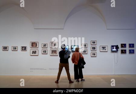 Visitors, Defiant Muses, Delphine Seyrig e The Feminist Video Collectives in Francia negli anni '1970 e '1980, Exhibition nel Reina Sofía Museum, ma Foto Stock