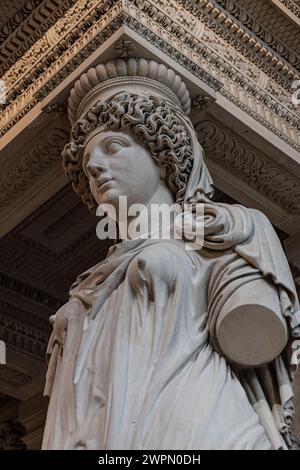 Varie antichità e opere d'arte delle collezioni del Museo del Louvre a Parigi, in Francia Foto Stock