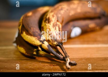 vecchia banana marrone oltre il suo meglio Foto Stock