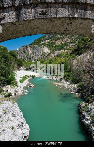 Vista del fiume Arachthos nella zona dei monti Tzoumerka in Epiro, Grecia Foto Stock