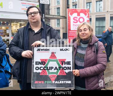 Madre e figlio si uniscono alla protesta pro-Palestina , 16 dicembre, a Southampton, Regno Unito Foto Stock