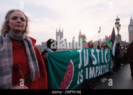 Londra, Regno Unito. 8 marzo 2024. Dimostrazione di solidarietà con le donne palestinesi nella giornata internazionale della donna organizzata da più gruppi come Extinction Rebellion, Parents 4 Palestine, Parents for Future UK, Mothers CAN, Global Women's Strike e Women of Colour. Crediti: Joao Daniel Pereira/Alamy Live News Foto Stock