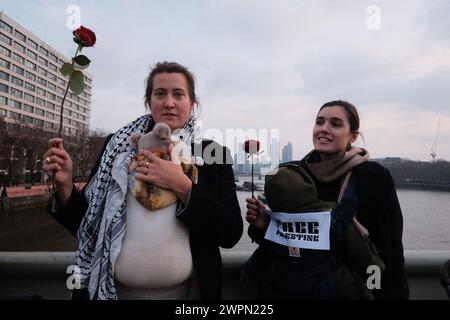 Londra, Regno Unito. 8 marzo 2024. Dimostrazione di solidarietà con le donne palestinesi nella giornata internazionale della donna organizzata da più gruppi come Extinction Rebellion, Parents 4 Palestine, Parents for Future UK, Mothers CAN, Global Women's Strike e Women of Colour. Crediti: Joao Daniel Pereira/Alamy Live News Foto Stock