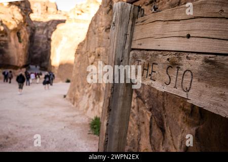 Vista attraverso il Siq a Petra in Giordania, Medio Oriente, Asia Foto Stock