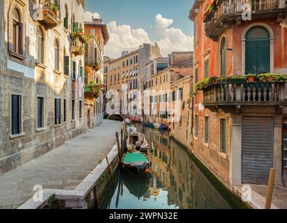 Canale, case e barche a Venezia, Italia Foto Stock