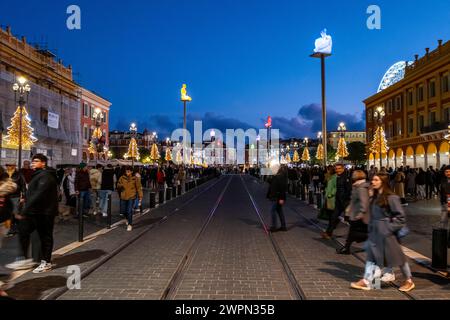 Mercatino di Natale e atmosfera serale a Nizza, Nizza in inverno, Francia meridionale, Costa Azzurra, Francia, Europa Foto Stock