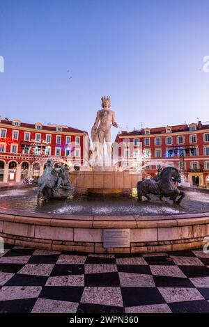 Fontaine du Soleil la sera, Nizza in inverno, Francia meridionale, Costa Azzurra, Francia, Europa Foto Stock