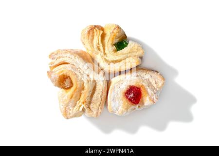 Concediti un trio di deliziose delizie! La sfoglia sfoglia sfoglia avvolge una vivace delizia turca rossa, spolverata con un delicato velo di zucchero a velo. Perfec Foto Stock