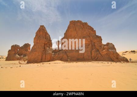 Scultura nella roccia raffigurante la cosiddetta mucca piangente nel deserto algerino del Sahara Foto Stock