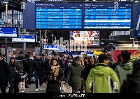 Bacheche presso la stazione centrale di Amburgo, ora di punta serale, prima di un'altra GDL, sciopero dei macchinisti, stazione completa, Wandelhalle, Germania Foto Stock