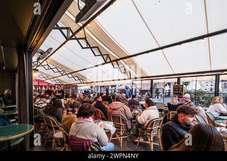 Persone sedute in un bar a Nizza, Nizza in inverno, Sud della Francia, Costa Azzurra, Francia, Europa Foto Stock