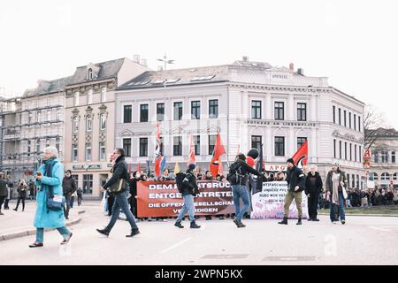 Dimostrazione contro la destra a Lübeck Foto Stock