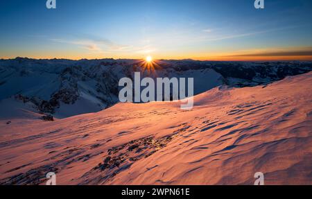 Tramonto sulle montagne in un freddo giorno d'inverno. Vista dal Big Thumb, dalle Alpi di Allgäu, dalla Baviera, dalla Germania, dall'Europa Foto Stock