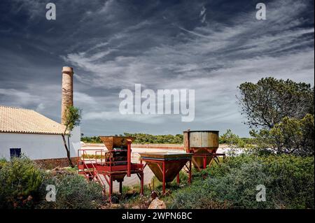 Salines de S'Avall, Cap de Ses Salines, significa fonte di sale, laghi salati a Maiorca, impianto di produzione per l'estrazione di Flor de Sal, vista esterna Foto Stock