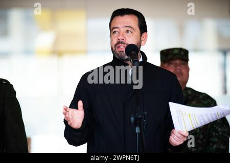 Bogotà, Colombia. 8 marzo 2024. Il sindaco di Bogotà Carlos Fernando Galan sta parlando ai media dei progressi e dei casi di Bogotà a seguito di un consiglio di sicurezza a Bogotà, in Colombia, l'8 marzo 2024. Foto di: Chepa Beltran/Long Visual Press credito: Long Visual Press/Alamy Live News Foto Stock