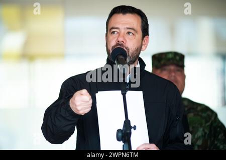 Bogotà, Colombia. 8 marzo 2024. Il sindaco di Bogotà Carlos Fernando Galan sta parlando ai media dei progressi e dei casi di Bogotà a seguito di un consiglio di sicurezza a Bogotà, in Colombia, l'8 marzo 2024. Foto di: Chepa Beltran/Long Visual Press credito: Long Visual Press/Alamy Live News Foto Stock