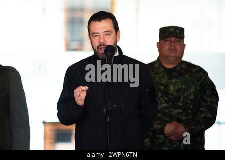 Bogotà, Colombia. 8 marzo 2024. Il sindaco di Bogotà Carlos Fernando Galan sta parlando ai media dei progressi e dei casi di Bogotà a seguito di un consiglio di sicurezza a Bogotà, in Colombia, l'8 marzo 2024. Foto di: Chepa Beltran/Long Visual Press credito: Long Visual Press/Alamy Live News Foto Stock