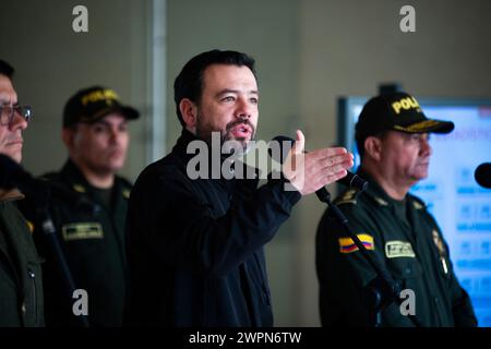 Bogotà, Colombia. 8 marzo 2024. Il sindaco di Bogotà Carlos Fernando Galan sta parlando ai media dei progressi e dei casi di Bogotà a seguito di un consiglio di sicurezza a Bogotà, in Colombia, l'8 marzo 2024. Foto di: Chepa Beltran/Long Visual Press credito: Long Visual Press/Alamy Live News Foto Stock