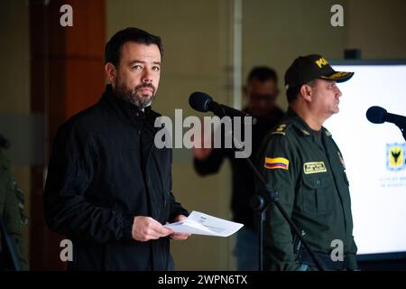 Bogotà, Colombia. 8 marzo 2024. Il sindaco di Bogotà Carlos Fernando Galan sta parlando ai media dei progressi e dei casi di Bogotà a seguito di un consiglio di sicurezza a Bogotà, in Colombia, l'8 marzo 2024. Foto di: Chepa Beltran/Long Visual Press credito: Long Visual Press/Alamy Live News Foto Stock