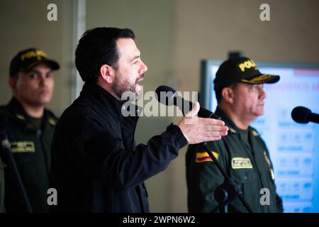 Bogotà, Colombia. 8 marzo 2024. Il sindaco di Bogotà Carlos Fernando Galan sta parlando ai media dei progressi e dei casi di Bogotà a seguito di un consiglio di sicurezza a Bogotà, in Colombia, l'8 marzo 2024. Foto di: Chepa Beltran/Long Visual Press credito: Long Visual Press/Alamy Live News Foto Stock