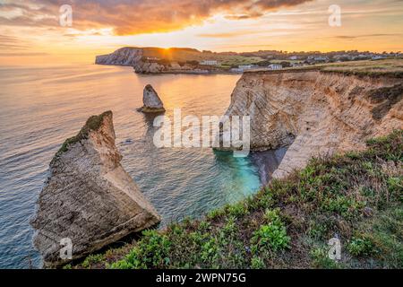 Tramonto sulle scogliere di Freshwater Bay, Freshwater, Isle of Wight, Hampshire, Gran Bretagna, Inghilterra Foto Stock