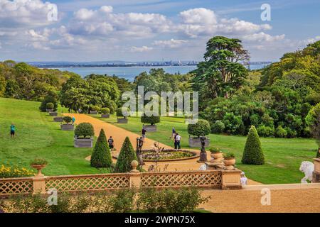 Parco sul mare a Osborne House, residenza estiva della Regina Vittoria, Isola di Wight, Hampshire, Gran Bretagna, Inghilterra Foto Stock