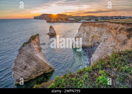 Tramonto sulle scogliere di Freshwater Bay, Freshwater, Isle of Wight, Hampshire, Gran Bretagna, Inghilterra Foto Stock