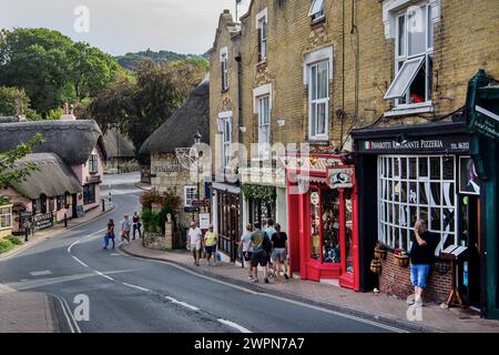 High Street con negozi tipici nel quartiere di Old Village, Shanklin, Isle of Wight, Hampshire, Gran Bretagna, Inghilterra Foto Stock