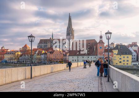 Un pomeriggio normale sopra la persona che attraversa il ponte di Ratisbona. Europa, Germania, Baviera, Ratisbona Foto Stock