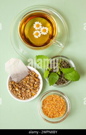 Tè, tè alle erbe, tè curativo, medicina, metodo di guarigione, metodo di guarigione alternativo, salute Foto Stock