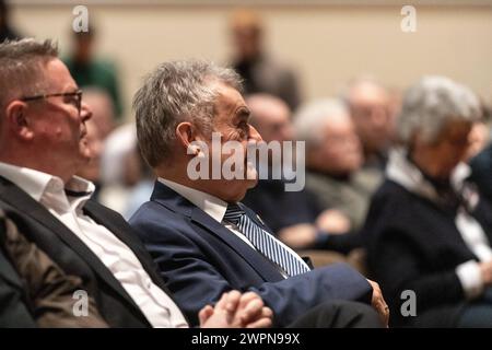 Die Veranstaltung Sicherheit und Ordnung in Nordrhein Westfalen mit einem Vortrag und anschließender Diskussionsrunde mit NRW Innenminister Herbert Reul CDU. Eine Veranstaltung der Seniorenunion SENU Rhein-Sieg in der Aula der Hans Dietrich Genscher Schule a Wachtberg 08.03.2024 Wachtberg Berkum NRW Deutschland *** l'evento sicurezza e ordine nella Renania settentrionale-Vestfalia con una conferenza e successiva discussione di gruppo con il ministro degli interni della NRW Herbert Reul CDU un evento organizzato dalla SENU Rhein Sieg Seniors Union nell'auditorium della Hans Dietrich Genscher School di Wachtberg 08 03 2024 W Foto Stock