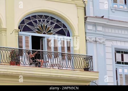 049 dettagli della facciata, casa residenziale multifamiliare - ex la Navarra Hotel - su San Ignacio St., che costeggia Plaza Vieja - Piazza Vecchia - ovest. L'Avana-Cuba. Foto Stock