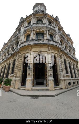 056 facciata riccamente ornata in stile barocco di edificio ad angolo del 1905 d.C., rinnovata nel 2003 con interni Art Nouveau. L'Avana vecchia-Cuba. Foto Stock