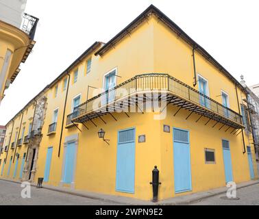 058 facciata dipinta di giallo con persiane azzurre di aristocratica casa barocca su Obrapia e Mercaderes Street angolo nord-ovest. L'Avana vecchia-Cuba. Foto Stock