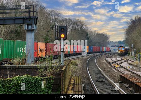 Il treno Afreight sta passando attraverso la stazione di Dorridge West midlands Inghilterra Regno Unito. Trasporto di merci container importazioni esportazioni. Foto Stock