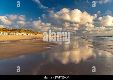 Le nuvole si riflettono nelle acque di Weststrand vicino a Westerland, isola Sylt, distretto Nordfriesland, Schleswig-Holstein, Germania, Europa Foto Stock