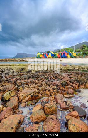 Africa, Sud Africa, Oceano Atlantico, città del Capo, colorate cabine balneari sulla spiaggia Foto Stock