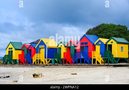 Africa, Sud Africa, Oceano Atlantico, città del Capo, colorate cabine balneari sulla spiaggia Foto Stock